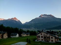 Silvaplana vista da Surlej in sfondo il Piz Polaschin e Piz Albana all'alba