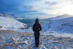 Isole Faroe (Danimarca): la contemplazione di Michela di un magico paesaggio innevato - © Michela Garosi / TheTraveLover.com