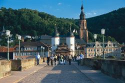 Heidelberg: Ponte vecchio sulle le acque del fiume Neckar, la porta e la chiesa di Santo Spirito - ©German National Tourist Board