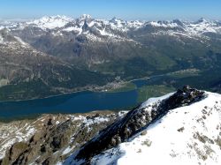 Dal Piz il panorama è semplicemente mozzafiato. Già ai 3.303 metri si potranno distinguere tutti i “giganti” dell’Engadina, che vanta svariate alture superiori ...