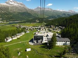 Il comune di riferimento dal quale cominciare la salita fino ai tremila e passa metri di Piz Corvatsch è Surlej ad un soffio da Silvaplana, situato sopra alla baia che sporge tra due ...