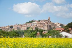 Il panorama del borgo di Castelfiorentino fotografato in primavera (Toscana)