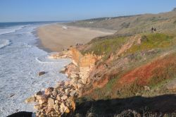 La costa rocciosa e una spiaggia selvaggia a nord di Nazaré in Portogallo.