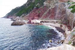 Cala Estellencs fotografata dall'alto, Maiorca, isole Baleari, Spagna. Pareti rossastre fanno da cornice all'acqua trasparente di questo angolo di Baleari.
