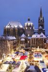 Aquisgrana (Aachen) durante l'Avvento con il mercatino di Natale: la sua Cattedrale  è stata il primo monumento UNESCO della Germania  - © aachen tourist service ...