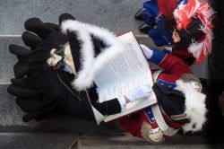 Personaggi in costume allo storico carnevale di Ivrea, Piemonte. In questo evento storia  e leggenda si intrecciano fra loro per dare vita a una grande festa civica popolare dal valore ...