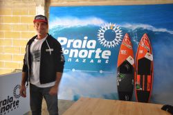 Il surfista romano Marcianò a Nazaré, Portogallo. Sullo sfondo, due tavole da surf.
