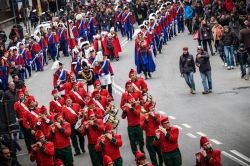 Pifferi e tamburi sfilano per le vie della cittadina di Ivrea, Piemonte. Proprio a Ivrea si svolge il più antico carnevale storico d'Italia: il primo verbale risale al 1808 - © ...