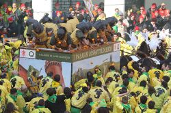 Gli aranceri arduini allo storico carnevale di Ivrea, Piemonte. E' il 1966 quando un gruppetto di amici, uniti dalla passione per il carnevale, decide di formare una nuova squadra di aranceri. ...