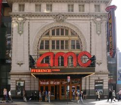 AMC Empire Theater a Times Square, New York, Stati Uniti. L'ingresso dell'Empire Theater di New York, la grande sala cinematografica di Times Square - © Andreas Praefcke - BY ...