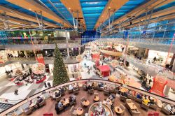 Veduta interna di un centro commerciale a Villach, Austria, durante il Natale © Marco Riebler