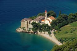 Abbazia benedettina a Bol, Brac (Vallo di Brazza). Siamo sulla costa sud dell'isola della Dalmazia, in Croazia - © LianeM / Shutterstock.com