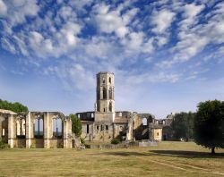 Abbazia de la Sauve-Majeure vicino a Bordeaux lungo il Cammino di Compostela - © Pecold / Shutterstock.com