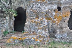 Abitazioni rupestri nei pressi della chiesa di San Rocco, ad ovest di Sorano in Toscana. Nella stessa zona si trova un esempio di altoforno medievale