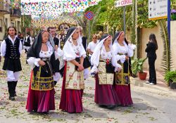 Abiti tradizionali sardi durante la processione di Sant'Efisio in Sardegna: ci troviamo nelle strade di Pula  - © Pecold / Shutterstock.com 