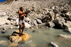 Abluzioni nel fiume sacro del Uttarakhand Uttar Pradesh India - Foto di Giulio Badini / I Viaggi di Maurizio Levi