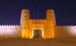 La fortezza di Al Jahili, nei pressi di Abu Dhabi, è tra le più imponenti degli Emirati Arabi. Simbolo di potere e prestigio, usata come residenza reale estiva, fu cominciata nel ...