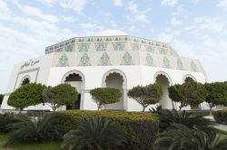 L'Arabian Nights Heritage Village, nei pressi di Al Ain, è a metà strada tra un hotel, un campeggio, e un villaggio antico sapientemente ricostruito. Senza televisioni né ...