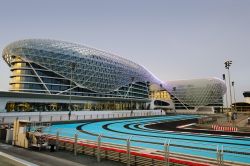 Il Circuito automobilistico Yas Marina di Abu Dhabi è diventato un protagonista della Formula 1 dal 2009, dopo essere stato concepito da Hermann Tilke. Si trova sull'isola di Yas, ...