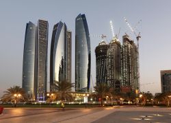 Grattacieli pendenti, torri costruite in componenti fotosensibili, palazzi così alti da confondersi col cielo: ad Abu Dhabi architetti e ingegneri si sono sbizzarriti, come a volersi ...