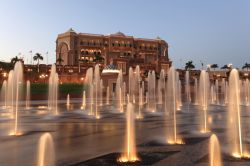 L'hotel più lussuoso di Abu Dhabi è l'Emirates Palace, che sorge su una spiaggia privata di sabbia candida lunga1.3 km, circondata da 85 ettari di giardini con un incantevole ...