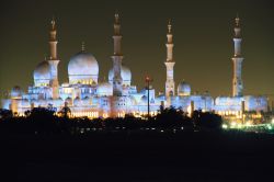 Ammirando da lontano il centro di Abu Dhabi spicca la Grande Moschea dello Sceicco Zayed. Dopo il tramonto le cupole e i minareti si illuminano di rosa e azzurro, assumendo un aspetto da Mille ...