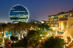 All'entrata di Abu Dhabi c'è l'edificio sferico, unico nel suo genere, in cui ha sede la società immobiliare Aldar - © slava296 / Shutterstock.com ...