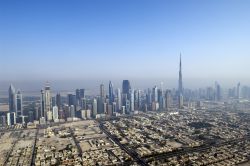 Abu Dhabi è la capitale nonché la seconda città più popolosa degli Emirati Arabi Uniti: nel territorio urbano, tra grattacieli mozzafiato, vivono circa 620 mila abitanti. ...
