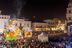 La sfilata notturna del Carnevale di Acireale, carro allegorico sulla piazza principale - © Enrico Coco