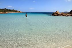 Acque trasparenti a Cala del Principe. una delle spiagge più note della Costa Smeralda e della Sardegna settentrionale - © Ana del Castillo / Shutterstock.com