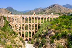 Acquedotto di Nerja in Andalusia, Spagna - Quattro piani di arcate per lo straordinario acquedotto dell'Aguila, situato nei pressi del Barranco de la Coladilla: considerata una delle bellezze ...
