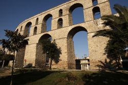 L'acquedotto romano di Kavala, Grecia - Fra le più interessanti e antiche testimonianze della città macedone, l'acquedotto (Kamares) supera l'avvallamento fra la città ...