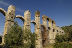 Acquedotto romano a Moria: ci troviamo sull'isola di Lesbo (Lesvos) in Grecia - © StockCube / Shutterstock.com