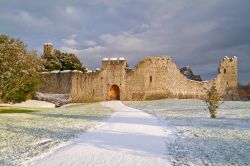 Adare Castle in Irlanda, con la neve nella magia dell'inverno - © Patryk Kosmider / Shutterstock.com