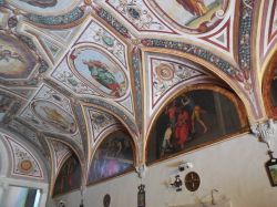 Affreschi all'interno della Chiesa di San Lino a Volterra: i dipinti delle dodici lunette sono opere di Cosimo Daddi - © Giovanni Mazzoni (Giobama)