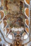 Il grande affresco del soffitto della navata centrale nella chiesa di San Martino a Biberach in Germania