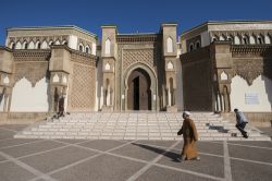 Passeggiata nel centro di Agadir, costa atlantica del Marocco: eccoci di fronte all'ingresso della moschea Loubnan - © The Visual Explorer / Shutterstock.com 