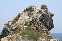 Agios Ionannis, la piccola chiesa si è trasformata nel set di Mamma Mia! Il film girato anche a Skopelos, l'isola delle Sporadi in Grecia - © george green / Shutterstock.com