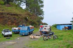 Agricoltori al lavoro a Constanza, nella  Repubblica Dominicana. Dopo aver raccolto le carote, gli ortaggi vengono sistemati sui camion e destinati ai mercati della zona
