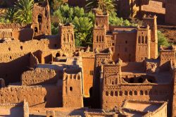 Ait Benhaddou, il villaggio Patrimonio UNESCO del Marocco, si trova qualche chilometro a nord di Ouarzazate, nel versante sud della catena dell'Atlante - © Alexander A.Trofimov / Shutterstock.com ...