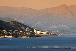 Ajaccio e le montagne dell'ovest della Corsica - © DUSAN ZIDAR / shutterstock.com