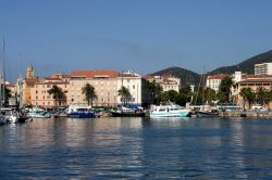 Ajaccio fotografata da un traghetto in arrivo nella capitale della Corsica - © Ferderic B / shutterstock.com