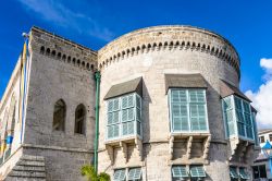 L'ala ovest del Parlamento di Bridgetown, a Barbados. Si notino le belle finestre in stile coloniale - © Anton_Ivanov / Shutterstock.com