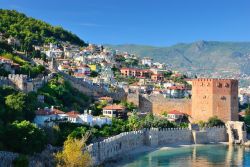 Alanya, la baia e il castello di Kalesi, uno dei più belli di tutta la Turchia - © AAresTT / Shutterstock.com