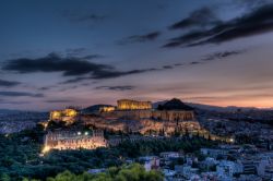 Alba ad Atene: in primo piano siti archeologici dell'Acropoli, che domina la capitale della Grecia con in cima il Partenone - © Michael Avory / Shutterstock.com