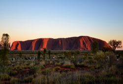Alba ad Ayers Rock (Uluru) la celebre montagna del Northen Territory in  Australia - Trovandoci non distanti dal Tropico del Capricorno (siamo 2 gradi a sud), il momento dell'alba si ...