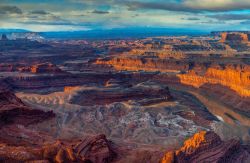 Le tinte dorate dell'alba nel Canyonlands National Park dello Utah, negli USA. Luci e giochi di ombre rendono ancora più affascinanti le pieghe del canyon, che si trasforma in un'architettura ...