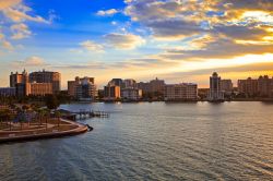 Alba a Sarasota, con la skyline della città nel nord-ovest della Florida (USA)- © jo Crebbin / Shutterstock.com