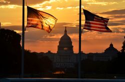 Alba a Washington DC: le bandiere ameircane incorniciano il Campidoglio avvolto nella luce dorata della mattina - © Orhan Cam / Shutterstock.com