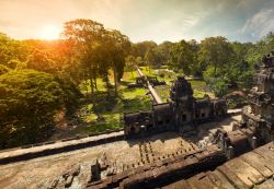 Alba ad Angkor Wat, fotografata dalla sommità di un tempio. Il sito UNESCO si trova non distante da Siam Reap, in Cambogia - © Vitaly Maksimchuk / Shutterstock.com